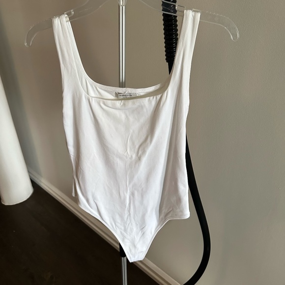 Aritzia White Fitted Sleeveless Bodysuit - Picture 1 of 4